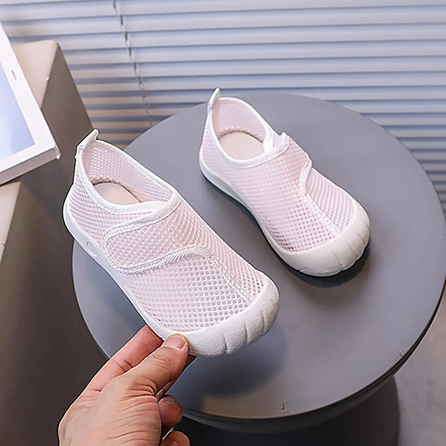 Summer New Hollowed Breathable Mesh Shoes Boys Baotou Anti Kick Sandals Girls Solid Color Beach Shoes Girls Wedges